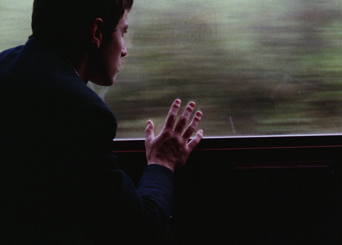 ジャン＝ピエール・レオ、アラン・ドロンらスター俳優がカメオ出演する映画『海辺の恋』よりアザーカット解禁