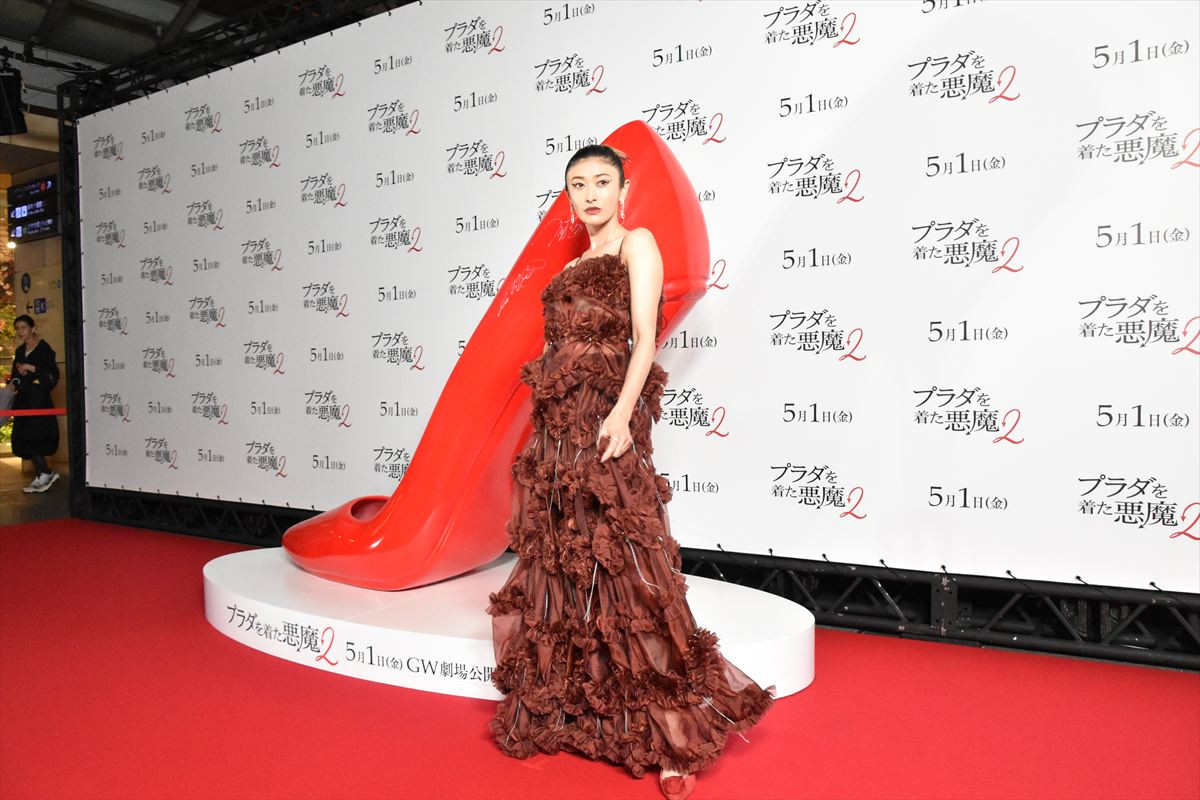 TWICE・MOMO＆SANA『プラダを着た悪魔２』をイメージした真っ赤なドレスで登場！ジャパンアンバサダーに就任