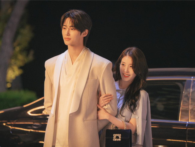 IU×ビョン・ウソクの最強夫婦誕生!?　架空の現代を舞台にした王道ラブコメ『21世紀の大君夫人』徹底レビュー <span class=insert_pr>P R</span>