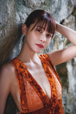 岸明日香、最新写真集『Trajectory』