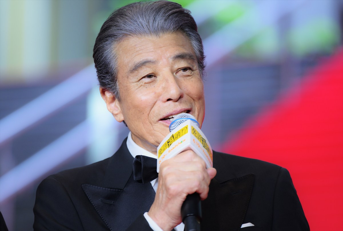 舘ひろし、ドレス姿の西野七瀬を華麗にエスコート！ 「この映画は西野君にかかっています」