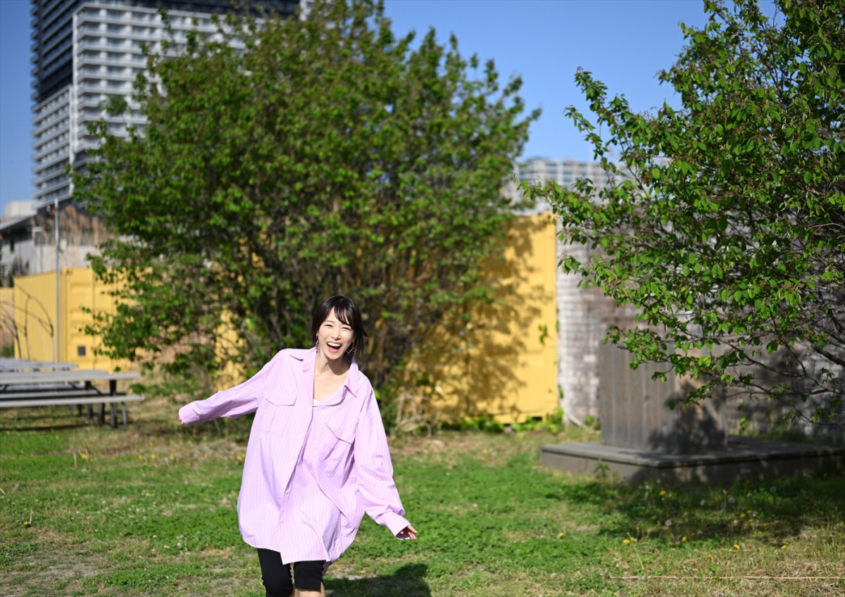 キャスター・中川絵美里がカメラマンに！　デジタル写真集第1弾に鷲見玲奈が登場