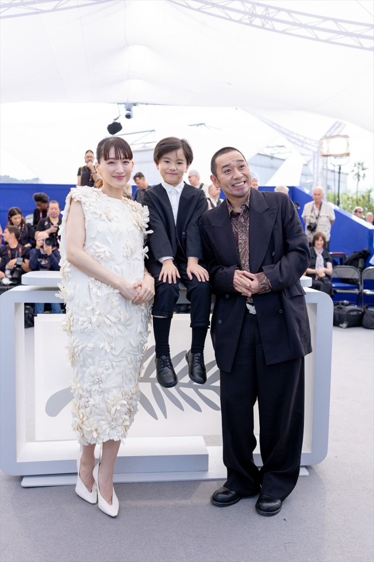 綾瀬はるか、フラワーモチーフの“大人かわいい”白ドレスで登場　カンヌの青空バックに笑顔
