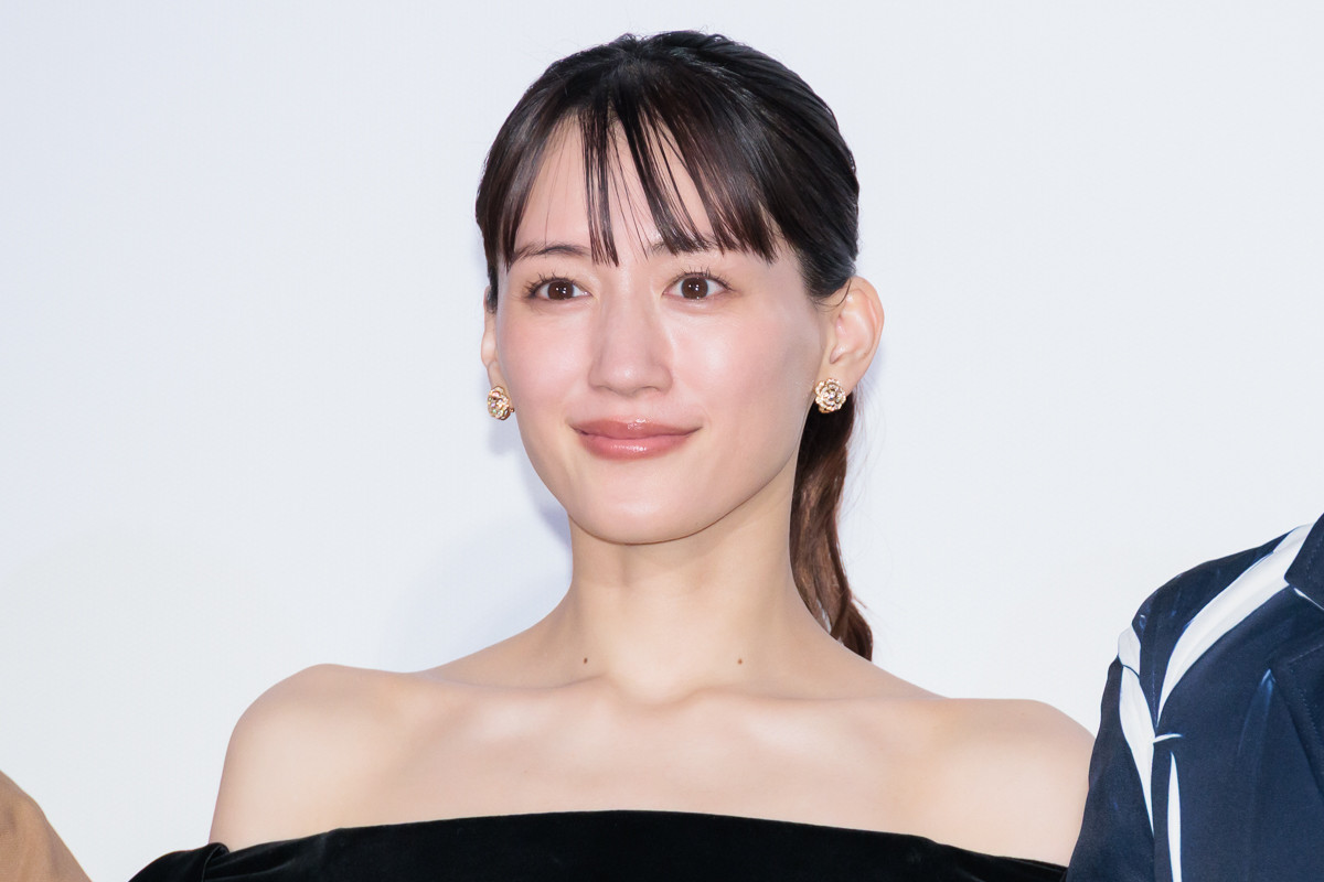 綾瀬はるか、肩出しブラックドレスで登場　千鳥・大悟は膝枕シーンを回顧「にやつかないのは相当すごいこと」