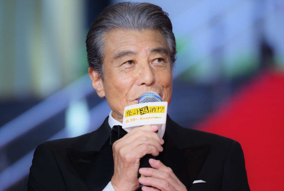 舘ひろし、ドレス姿の西野七瀬を華麗にエスコート！ 「この映画は西野君にかかっています」