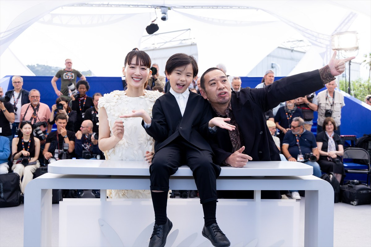 綾瀬はるか、フラワーモチーフの“大人かわいい”白ドレスで登場　カンヌの青空バックに笑顔