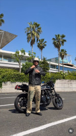 ユージ、愛車のバイクと2ショット　※「ユージ」Instagram