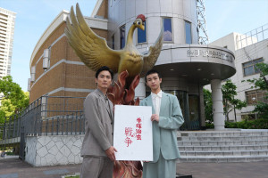 特集ドラマ『手塚治虫の戦争』に出演する（左から）高良健吾、原田琥之佑