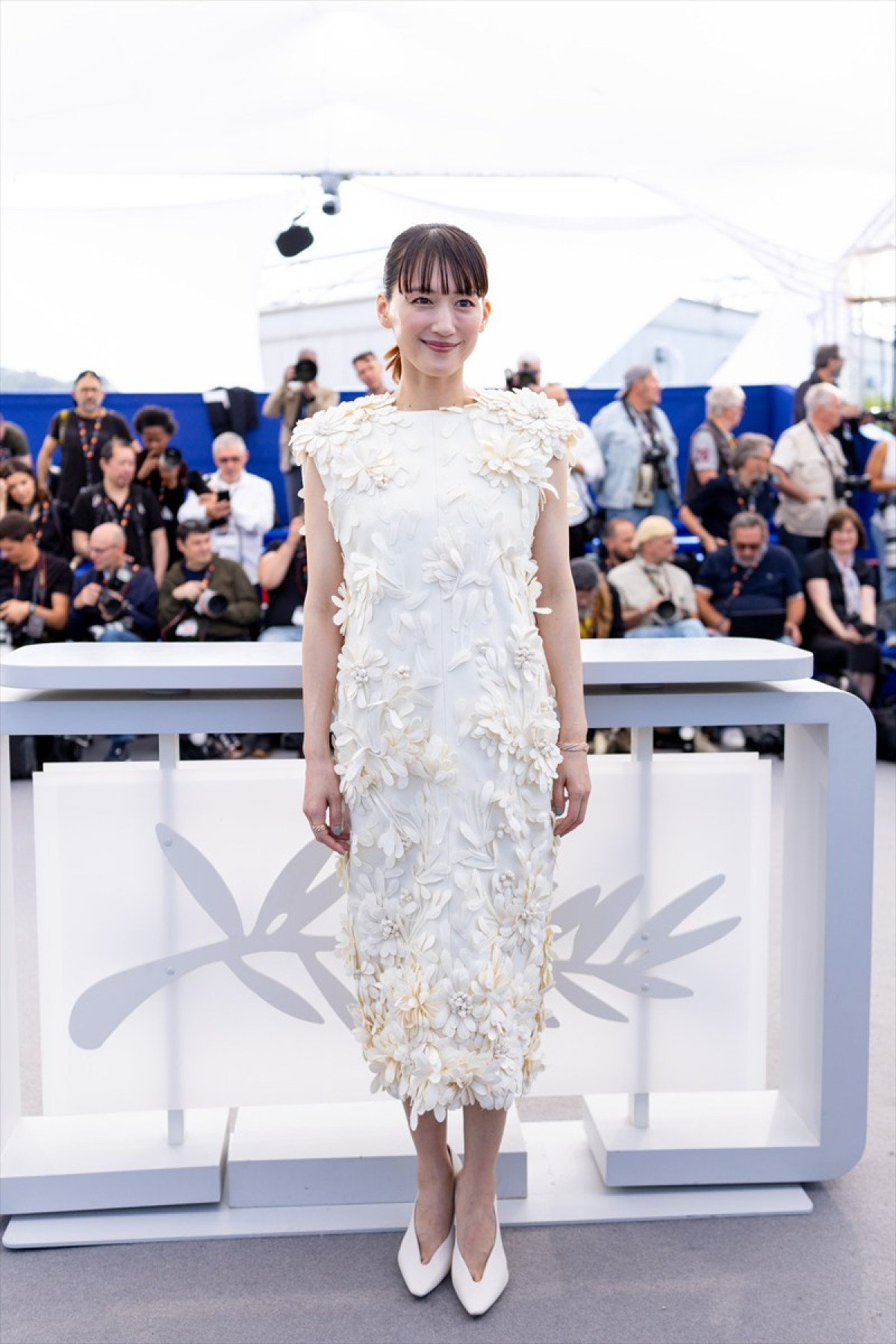 綾瀬はるか、フラワーモチーフの“大人かわいい”白ドレスで登場　カンヌの青空バックに笑顔