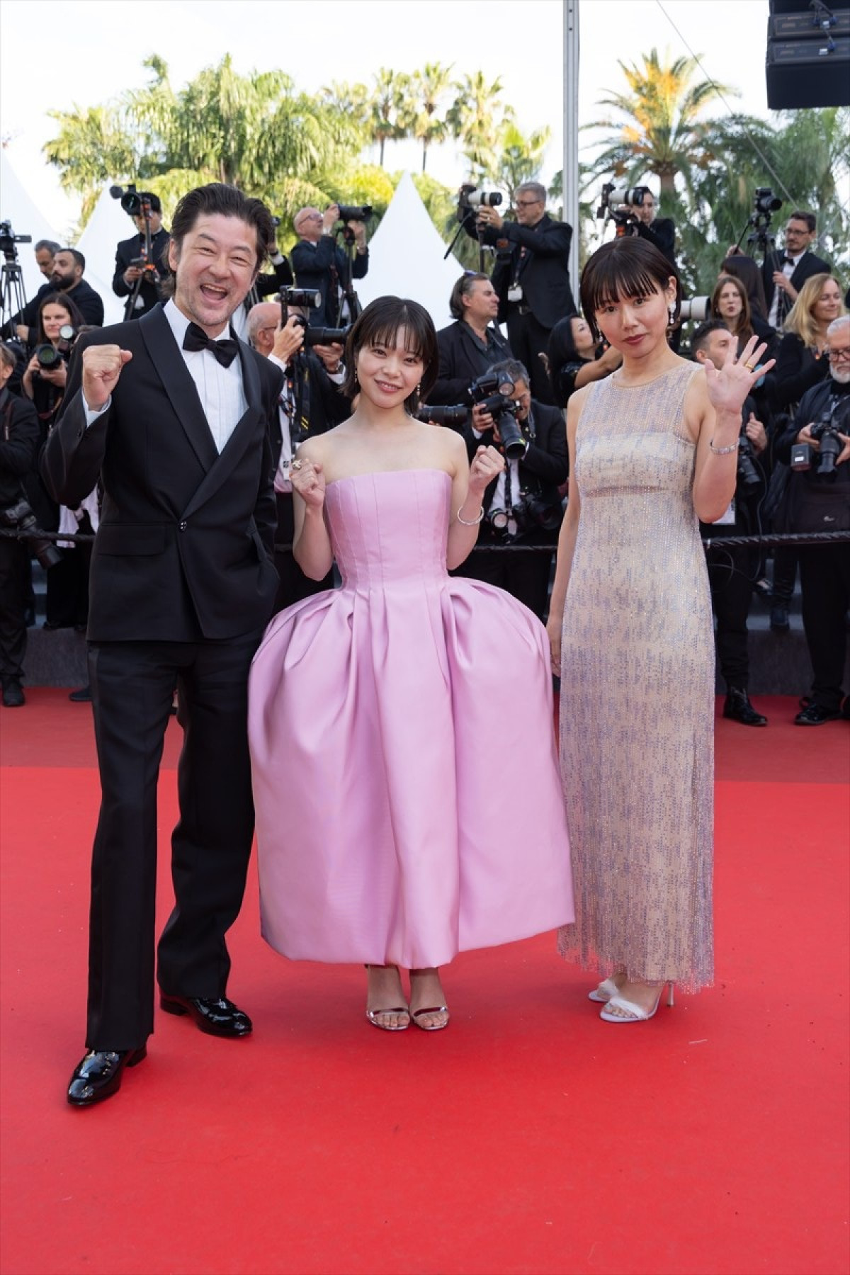 岸井ゆきの、ピンクのかれんなドレスでカンヌ初レッドカーペット登場　浅野忠信＆岨手由貴子監督と