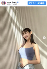 堀江聖夏、ショート丈ノースリーブでデコルテ＆ウエストあらわ　※「堀江聖夏」Instagram