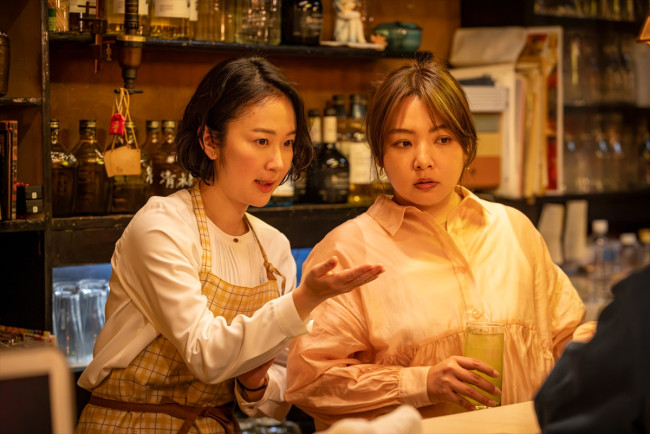 ドラマ『銀河の一票』より（左から）黒木華（星野茉莉役）、野呂佳代（月岡あかり役）