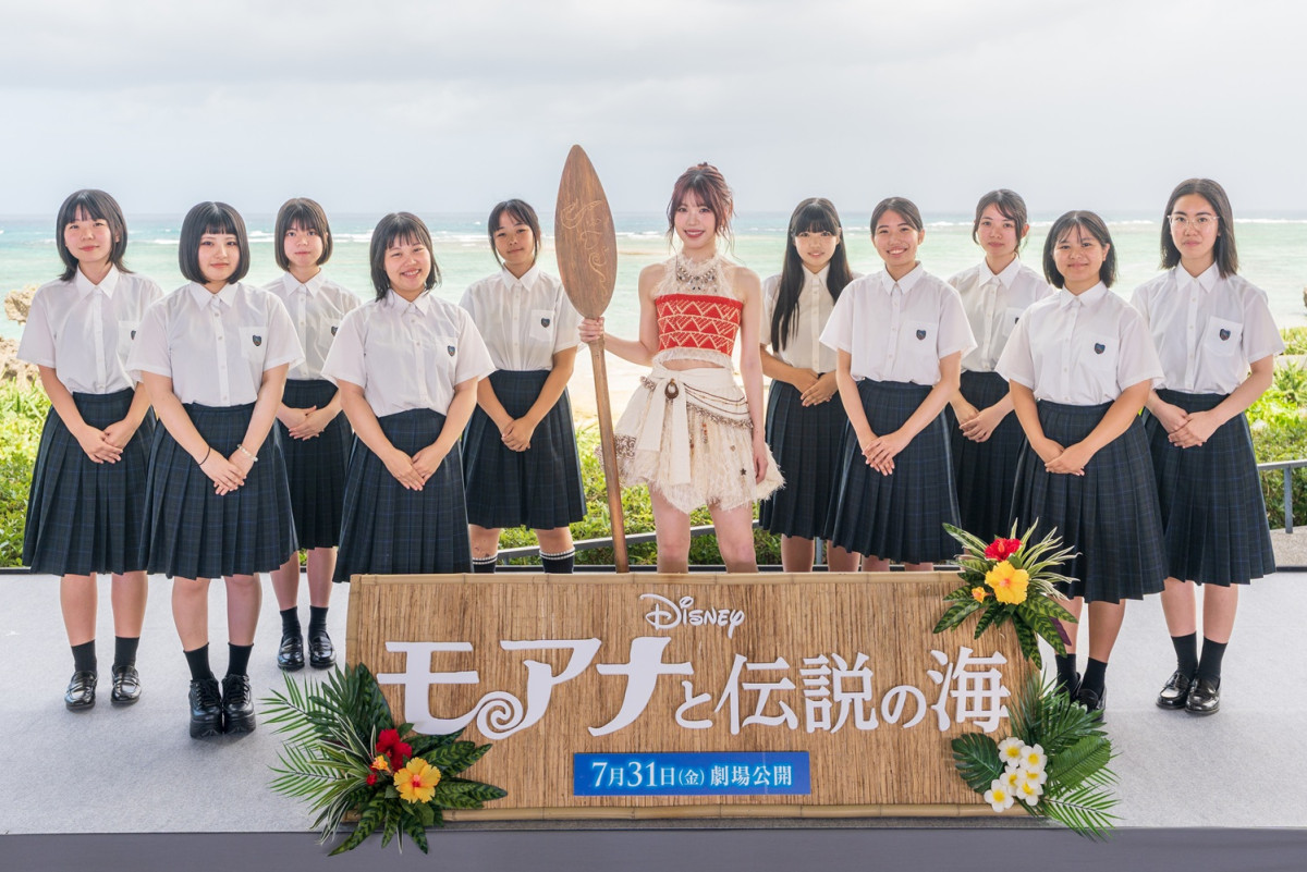 ME:I TSUZUMI、沖縄で『モアナ』楽曲を生歌唱！　高校生と“1日限り”の特別パフォーマンスを披露