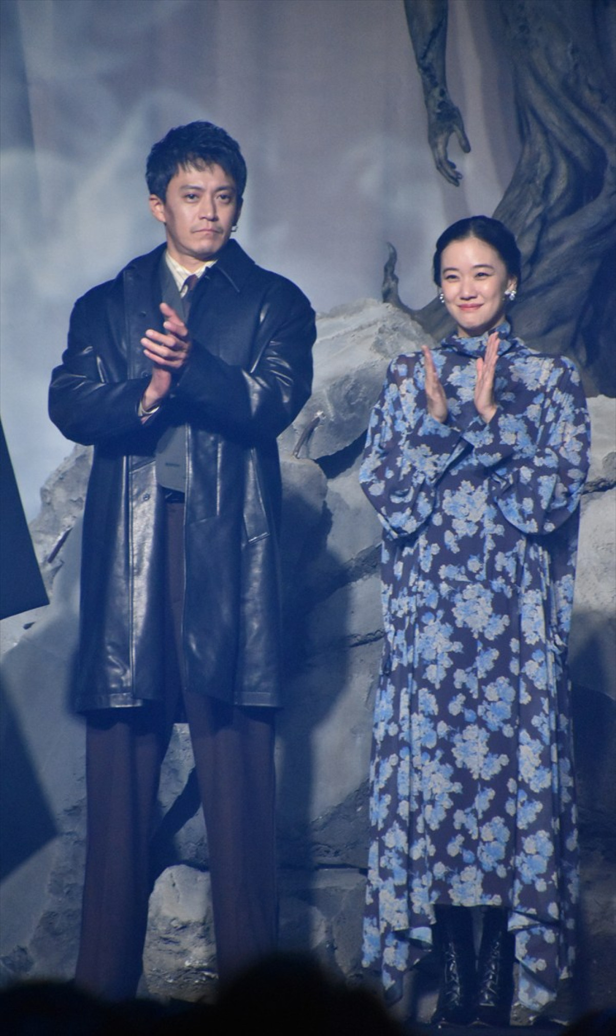 『ガス人間』小栗旬ら豪華キャスト集結！　広瀬すず＆林遣都の“兄妹距離感”にほっこり