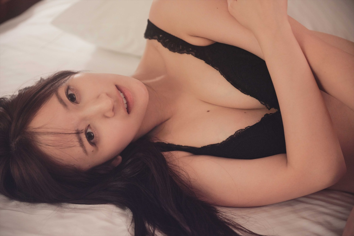 乃木坂46・金川紗耶1st写真集、大人な色気がただよう初のランジェリーカット解禁！
