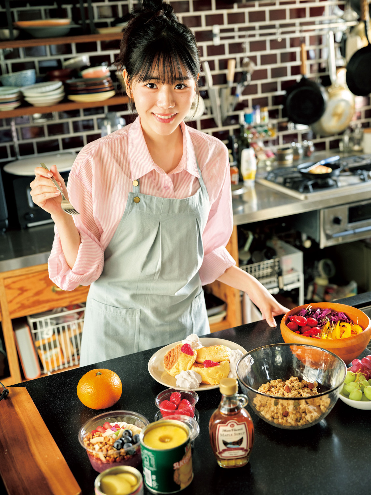 朝ドラ出演で話題の美少女19歳、かわいい笑顔から凛とした表情も　心奪われる最新グラビア