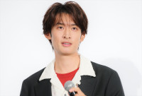 映画『おそ松さん 人類クズ化計画!!!!⁉』大ヒット御礼舞台あいさつに登壇した向井康二（SnowMan）