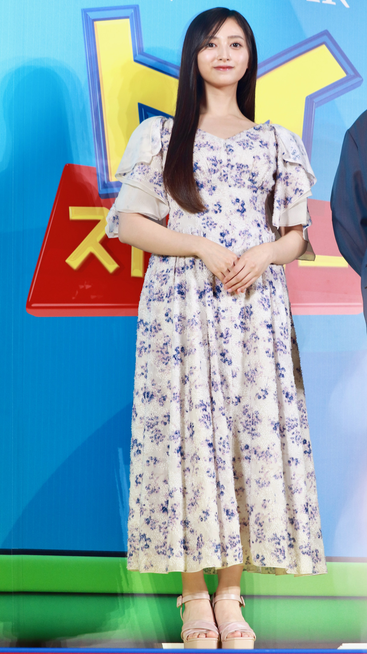 乃木坂46井上和、花柄ワンピで『トイ・ストーリー５』レッドカーペットに登場　美髪輝く