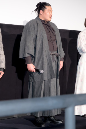 映画『四月の余白』完成披露舞台あいさつに登壇した一ノ瀬ワタル