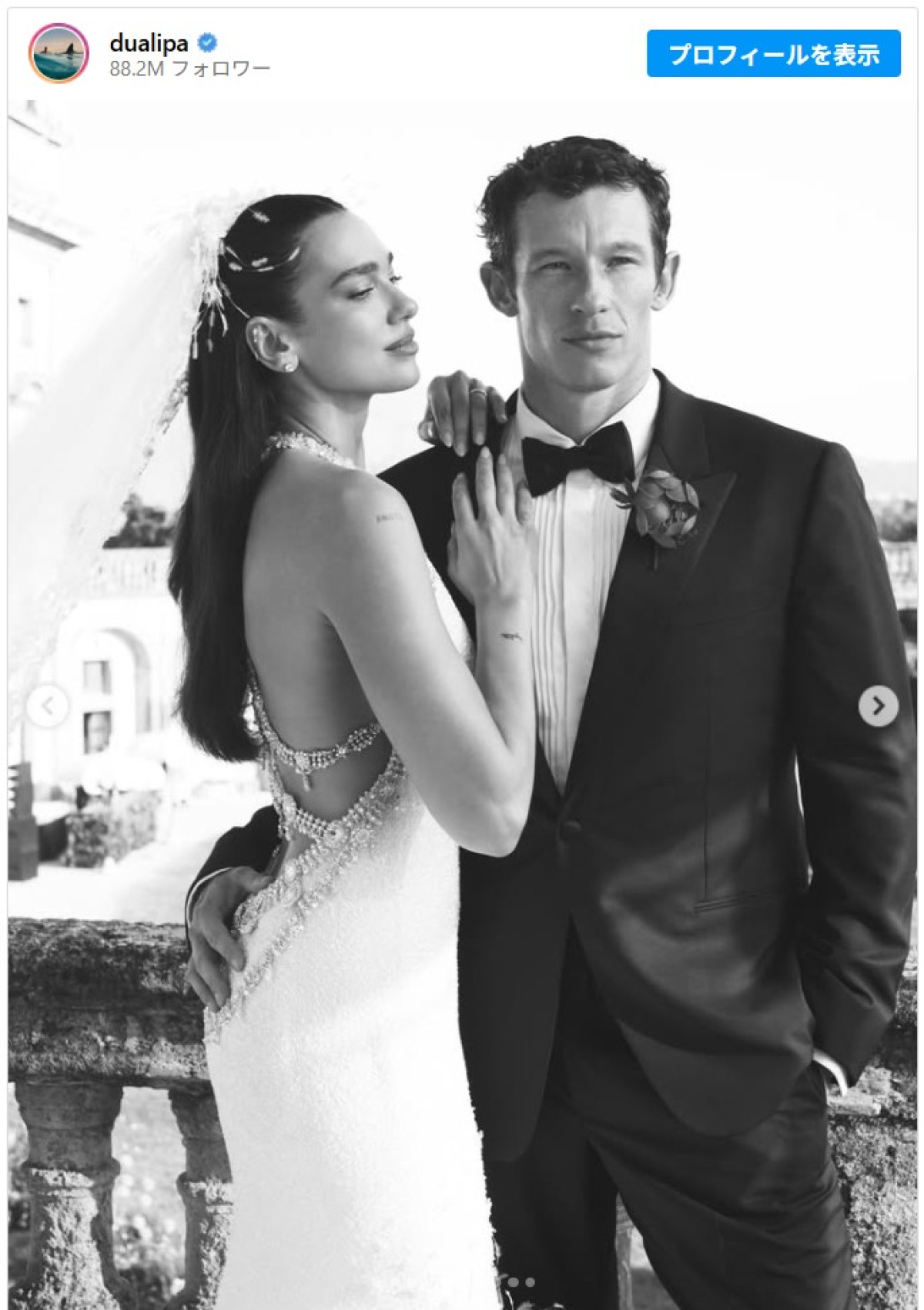 新婚のデュア・リパ、ウェディングドレス姿を披露！