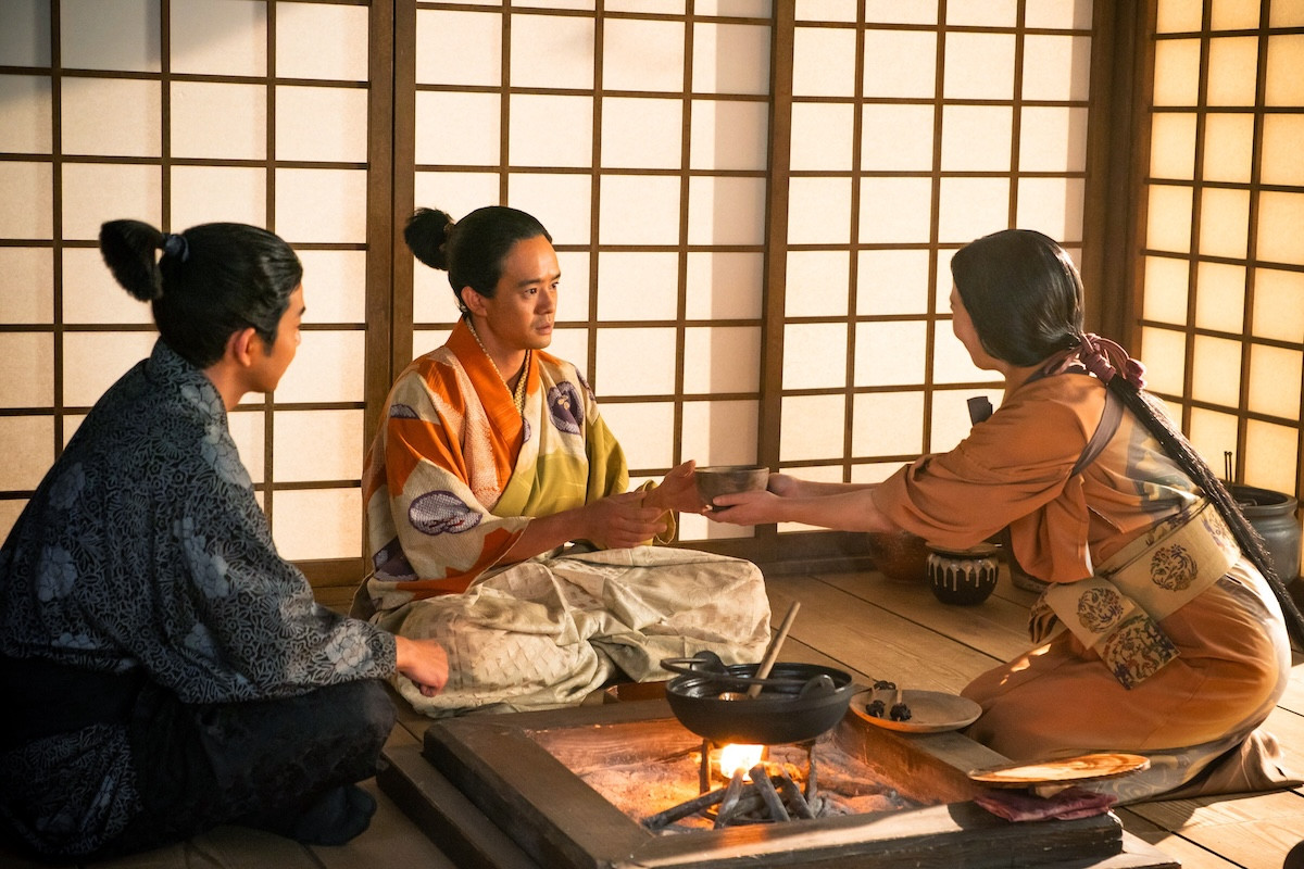 『豊臣兄弟！』“信長”小栗旬、“村重”トータス松本に“刀饅頭”　ネット恐怖「ホラーすぎる」「饅頭ハラスメント」