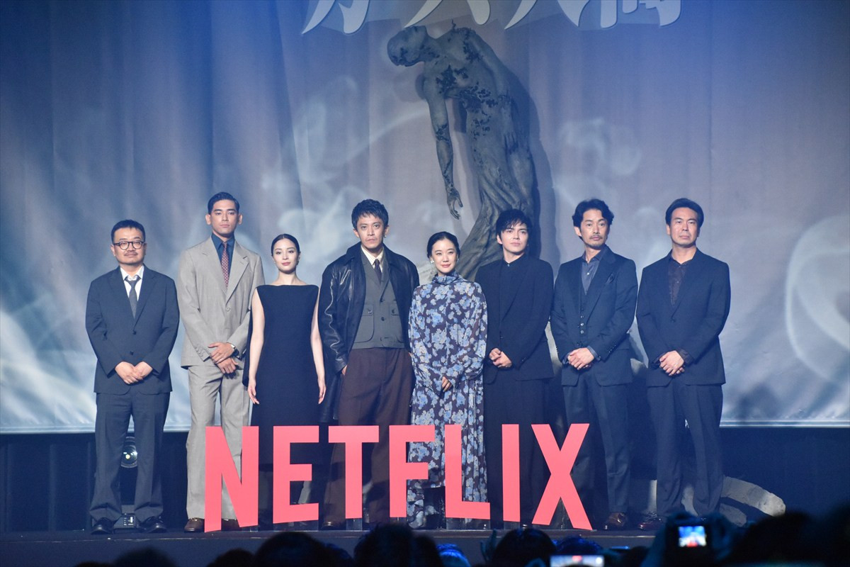 『ガス人間』小栗旬ら豪華キャスト集結！　広瀬すず＆林遣都の“兄妹距離感”にほっこり