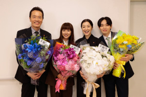 ドラマ『未解決の女 警視庁文書捜査官 Season3』クランクアップを迎えた（左から）遠藤憲一、黒島結菜、鈴木京香、宮世琉弥