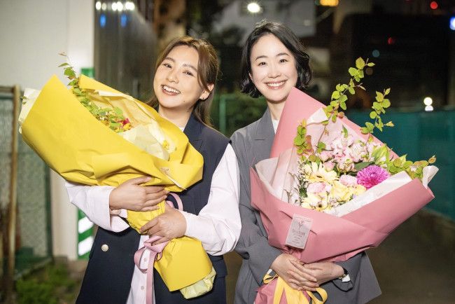 ドラマ『銀河の一票』クランクアップ写真　野呂佳代、黒木華