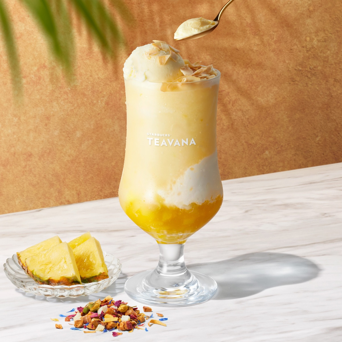 ティー特化「スタバ」夏の新作は“パイナップル”! ココナッツを合わせたパフェのようなドリンクなど展開