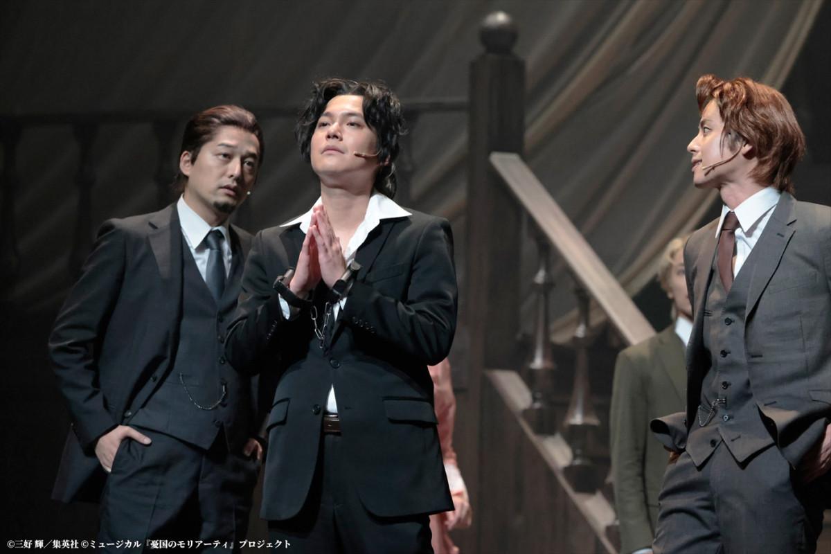 『モリミュ』緋色の研究 Reprise開幕！　鈴木勝吾、平野良らのコメント＆舞台写真到着