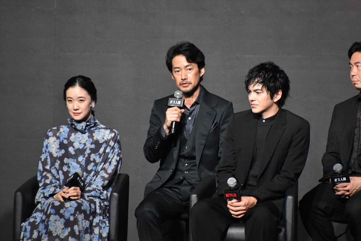 『ガス人間』小栗旬ら豪華キャスト集結！　広瀬すず＆林遣都の“兄妹距離感”にほっこり