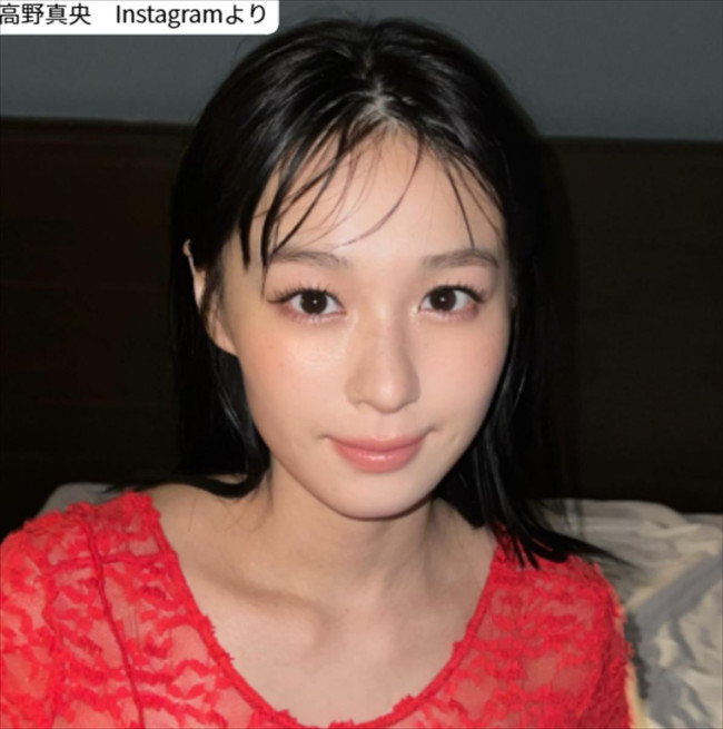 高野真央、ソロショット　※「高野真央」Instagram