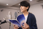 映画『どこよりも遠い場所にいる君へ』アフレコ中の藤木直人