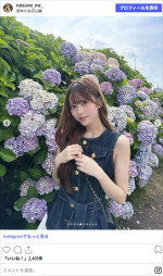夏目一花、美脚あらわのミニスカ姿　※「夏目一花」Instagram