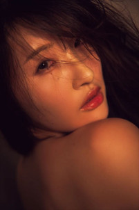 原つむぎの最新写真集『Bloom』（ワニブックス）より