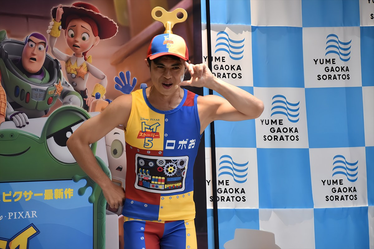 小島よしお改め"小島ロボお"、子どもたちと『トイ・ストーリー5』大ヒットをお祝い　「5回見れば見つかる？」カメオ出演もアピール
