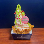 舞台『ハリー・ポッターと呪いの子』「ハリー・ポッター バースデー」特別企画中、劇場内カフェ「THEATER BASE」にて提供されるソフトクリーム