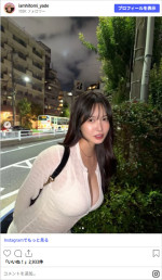 美人インフルエンサー・ひとみやで、夏らしいコーデ　※「ひとみやで」Instagram