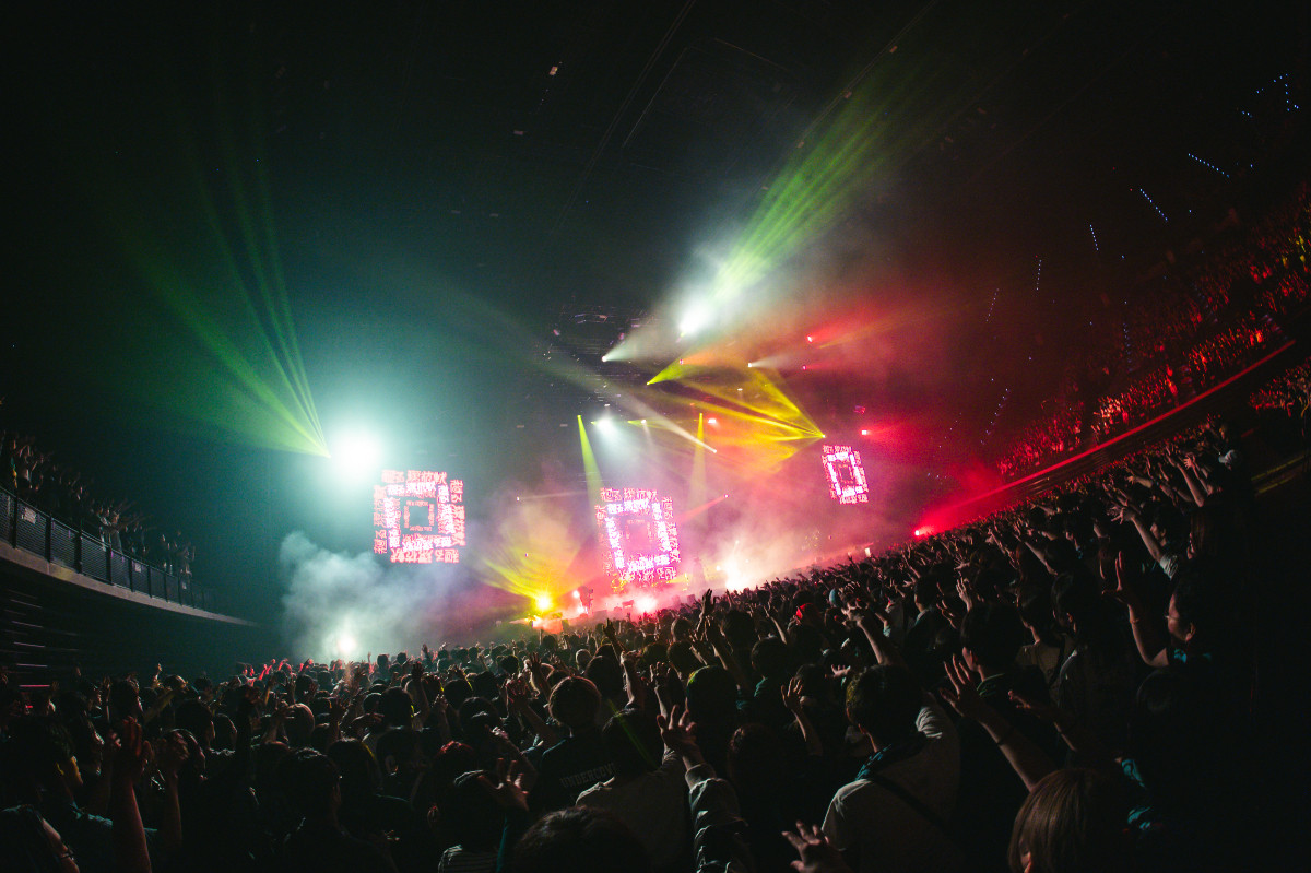 キタニタツヤがゲストアーティストとの対バンを通して見せた、“攻めのモード” 「Hugs Vol.6」神戸公演＜ライブレポート＞