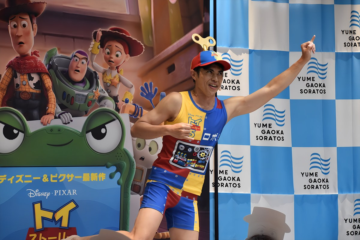 小島よしお改め"小島ロボお"、子どもたちと『トイ・ストーリー5』大ヒットをお祝い　「5回見れば見つかる？」カメオ出演もアピール