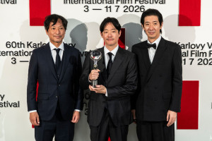 映画『焼却炉』が第60回カルロヴィ・ヴァリ国際映画祭でプロキシマ部門審査員特別賞授賞（左から）高田聡プロデューサー、内田俊太郎監督、長尾卓磨
