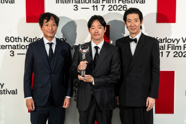 映画『焼却炉』が第60回カルロヴィ・ヴァリ国際映画祭でプロキシマ部門審査員特別賞授賞（左から）高田聡プロデューサー、内田俊太郎監督、長尾卓磨