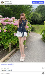 夏目一花、美脚あらわのミニスカ姿　※「夏目一花」Instagram