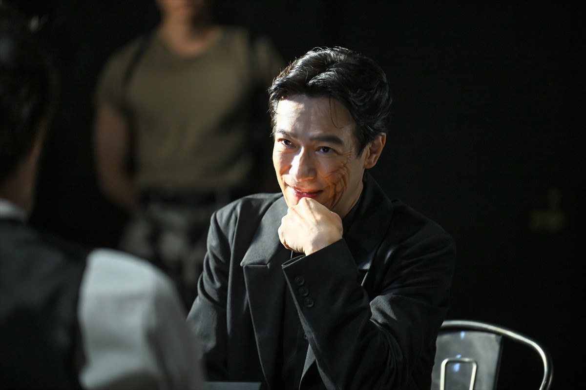 堺雅人『VIVANT』で一人3役！　乃木憂助、Fに加えシンシーのメンバー・リュウ ミンシュエンに