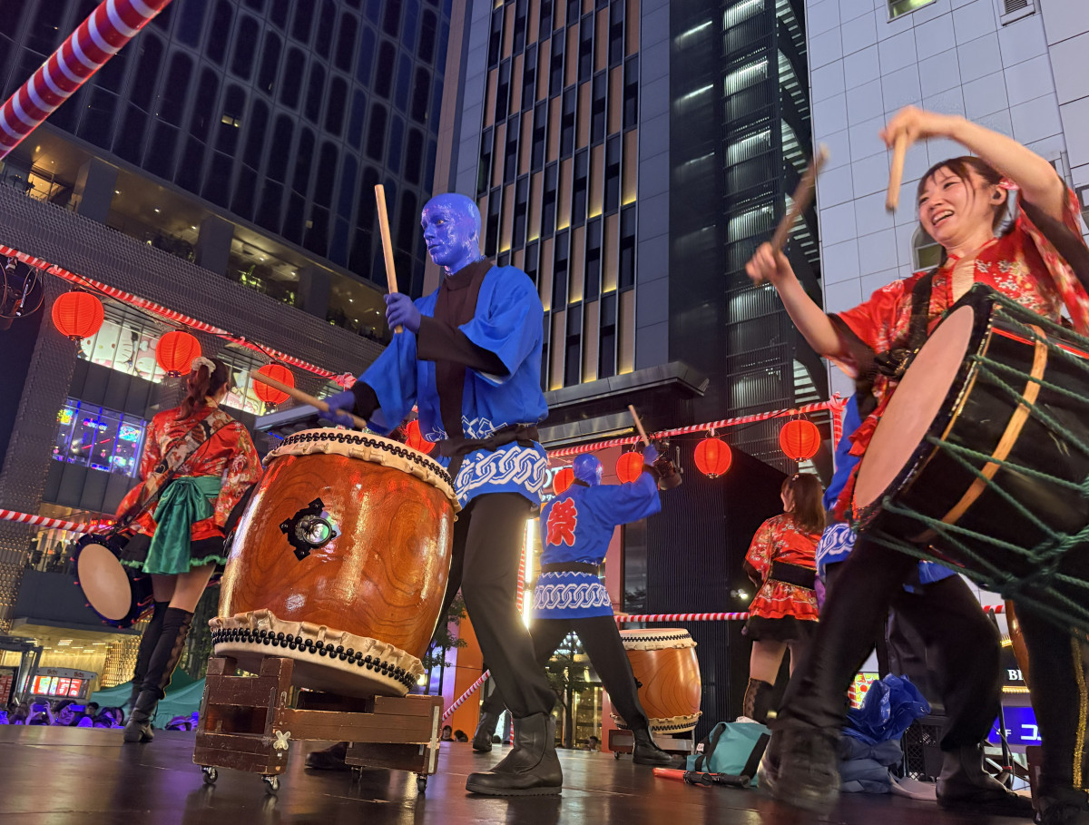ブルーマン、3年連続「歌舞伎町BON ODORI」コラボ　真夏の歌舞伎町を青く染める