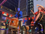 『ブルーマングループ2026新宿公演』ブルーマン×「歌舞伎町BON ODORI」コラボにて