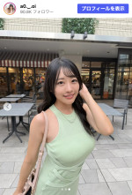 葵りんご、ノースリーブ姿で笑顔　※「葵りんご」Instagram