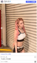 サマソニのバックステージでポーズを取るLE SSERAFIMのSAKURA（宮脇咲良）　※「宮脇咲良」Instagram