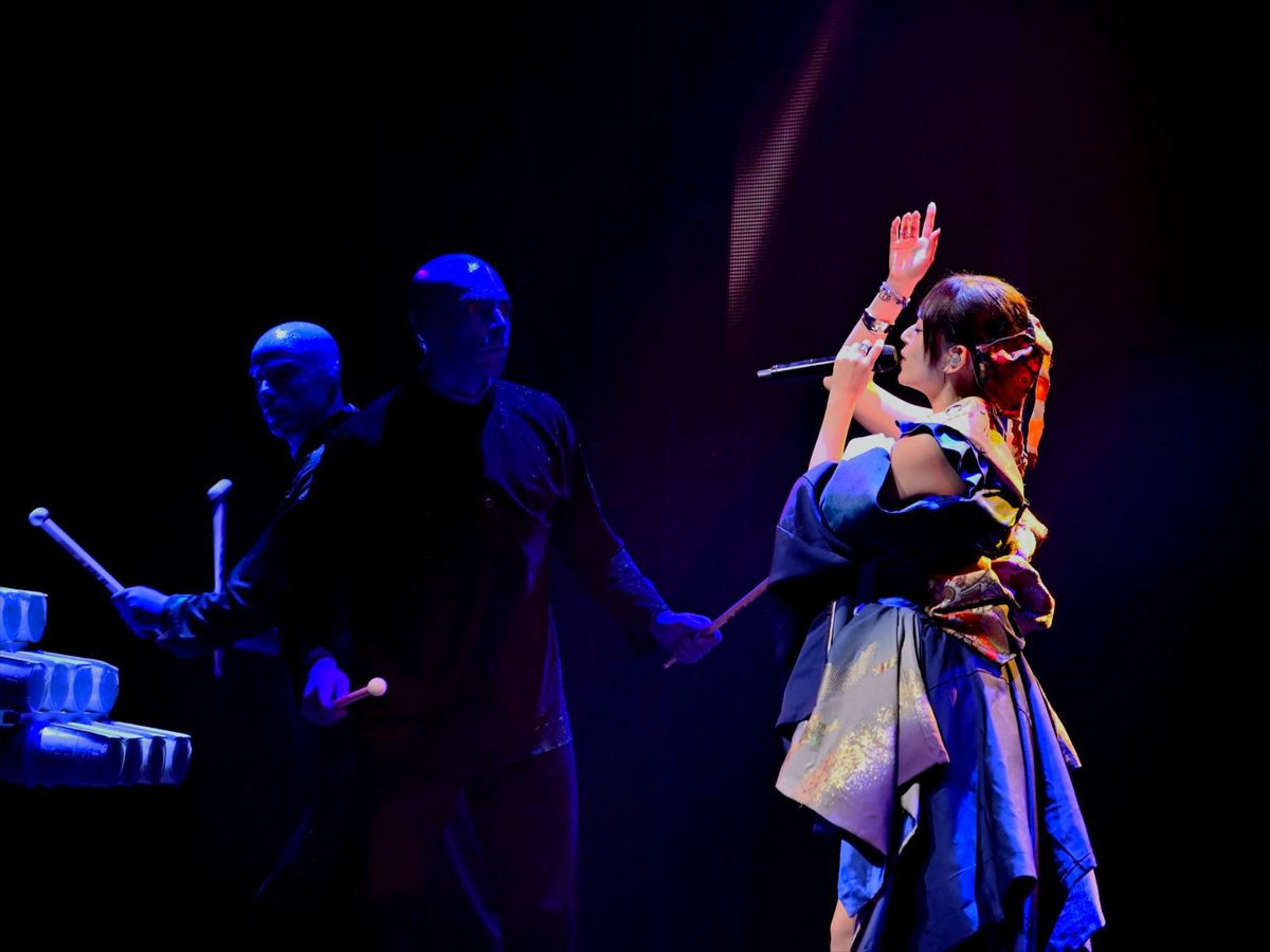 鈴木愛理、ブルーマンのスペシャルアレンジで名曲を熱唱！　一夜限りのコラボが実現