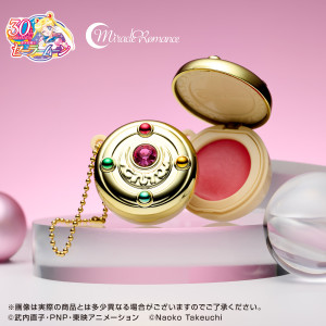 セーラームーンの歴代変身アイテムがコスメに！　リップ＆チークで使える3色のカラーバームが登場